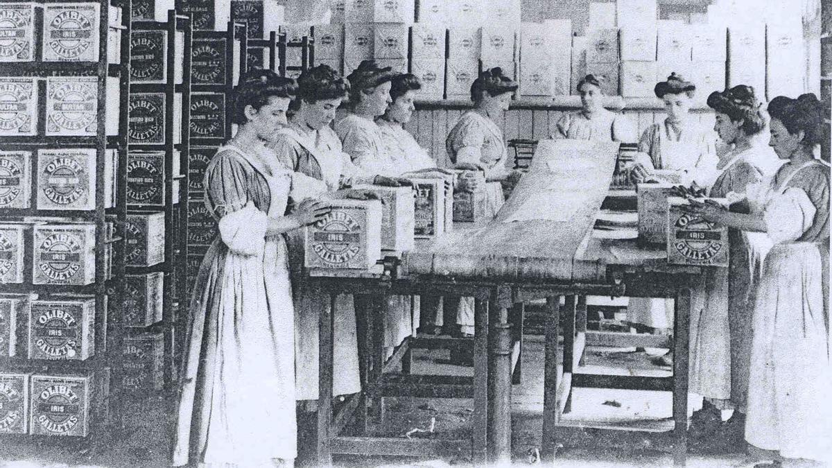 Mujeres empaquetando las galletas