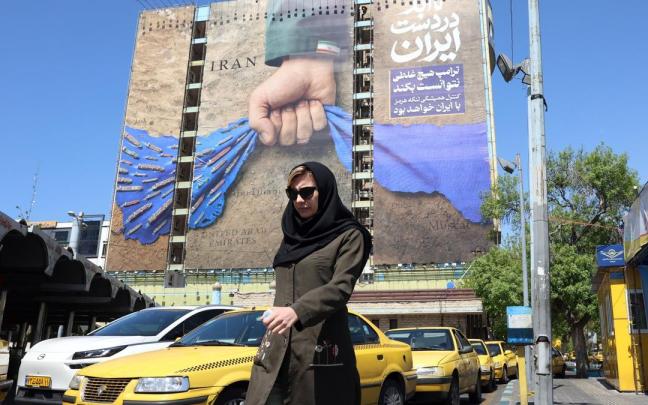 Una valla publicitaria en Teherán que hace referencia al estrecho de Ormuz y en la que se lee en persa: "Para siempre en manos de Irán".