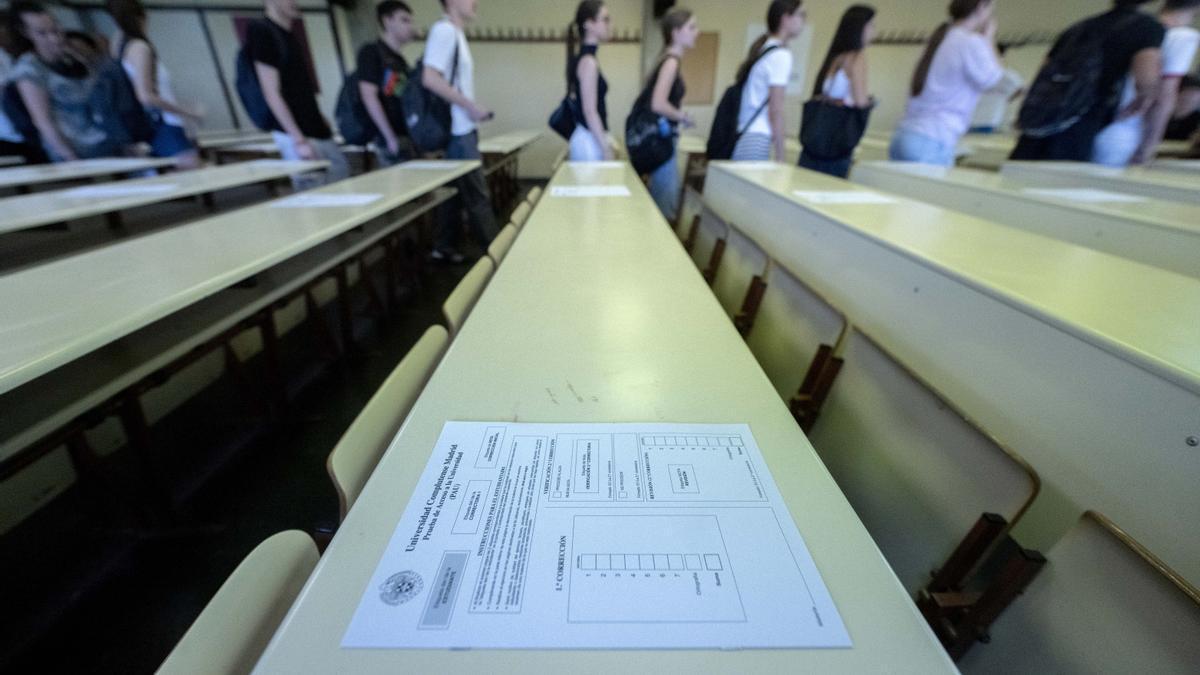 Alumnos esperan para comenzar el primer examen de la PAU 2026.