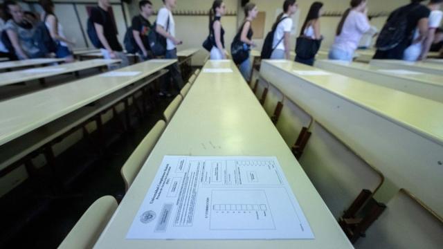 Alumnos esperan para comenzar el primer examen de la PAU 2026.