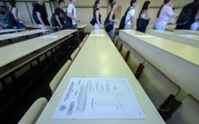 Alumnos esperan para comenzar el primer examen de la PAU 2026.