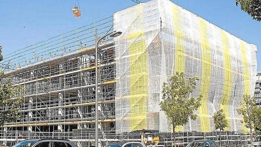 Bloque del centro de Infantil y Primaria de Aldaialde en obras, el pasado mes de julio