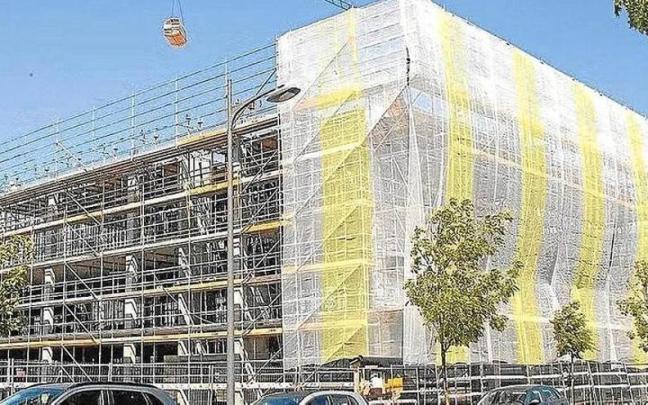 Bloque del centro de Infantil y Primaria de Aldaialde en obras, el pasado mes de julio