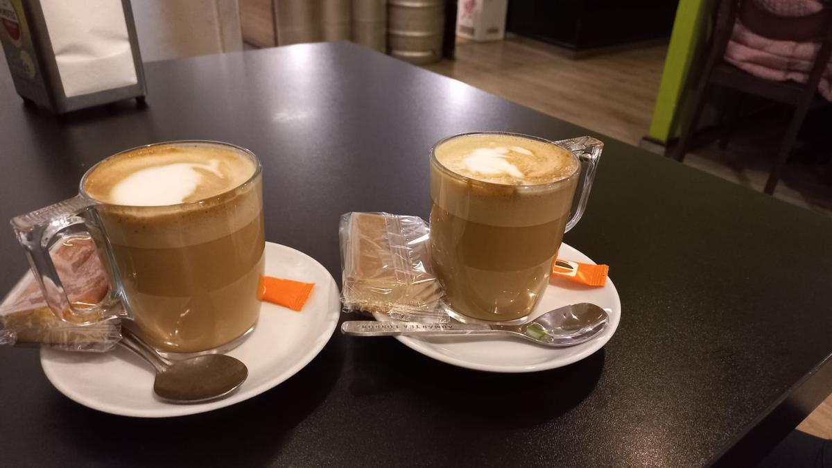 Dos cafés servidos en Vitoria