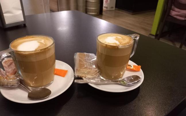 Dos cafés servidos en Vitoria