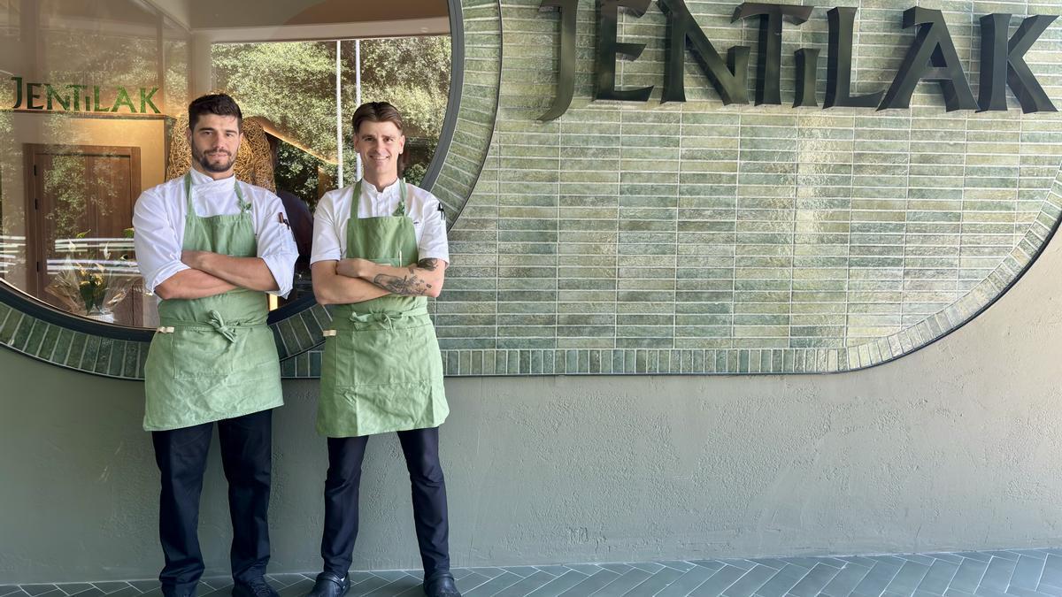 Alejandro Lao y Jon Sorrarain, jefes de cocina del restaurante Jentilak, en el exterior del restaurante.