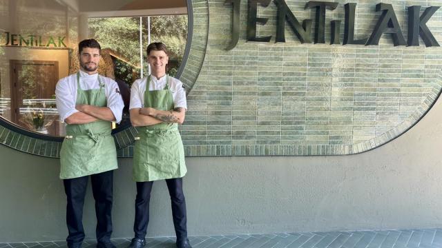 Alejandro Lao y Jon Sorrarain, jefes de cocina del restaurante Jentilak, en el exterior del restaurante.