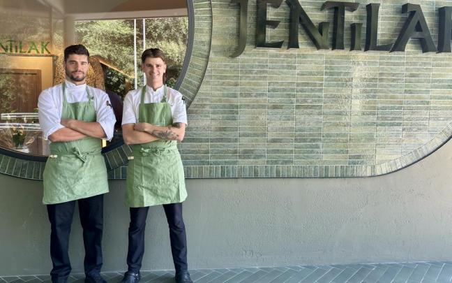 Alejandro Lao y Jon Sorrarain, jefes de cocina del restaurante Jentilak, en el exterior del restaurante.