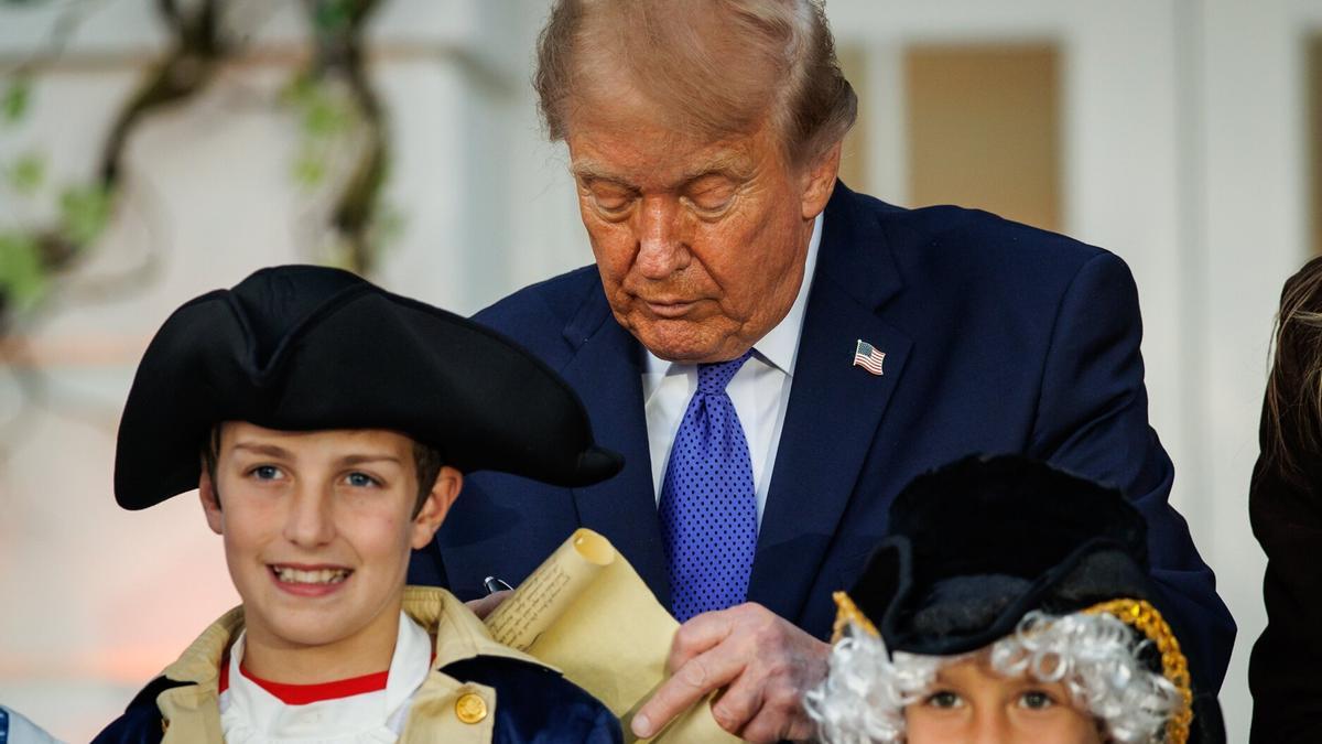 Una calabaza gigante y disfraces de expresidentes: el Halloween más curioso de los Trump.