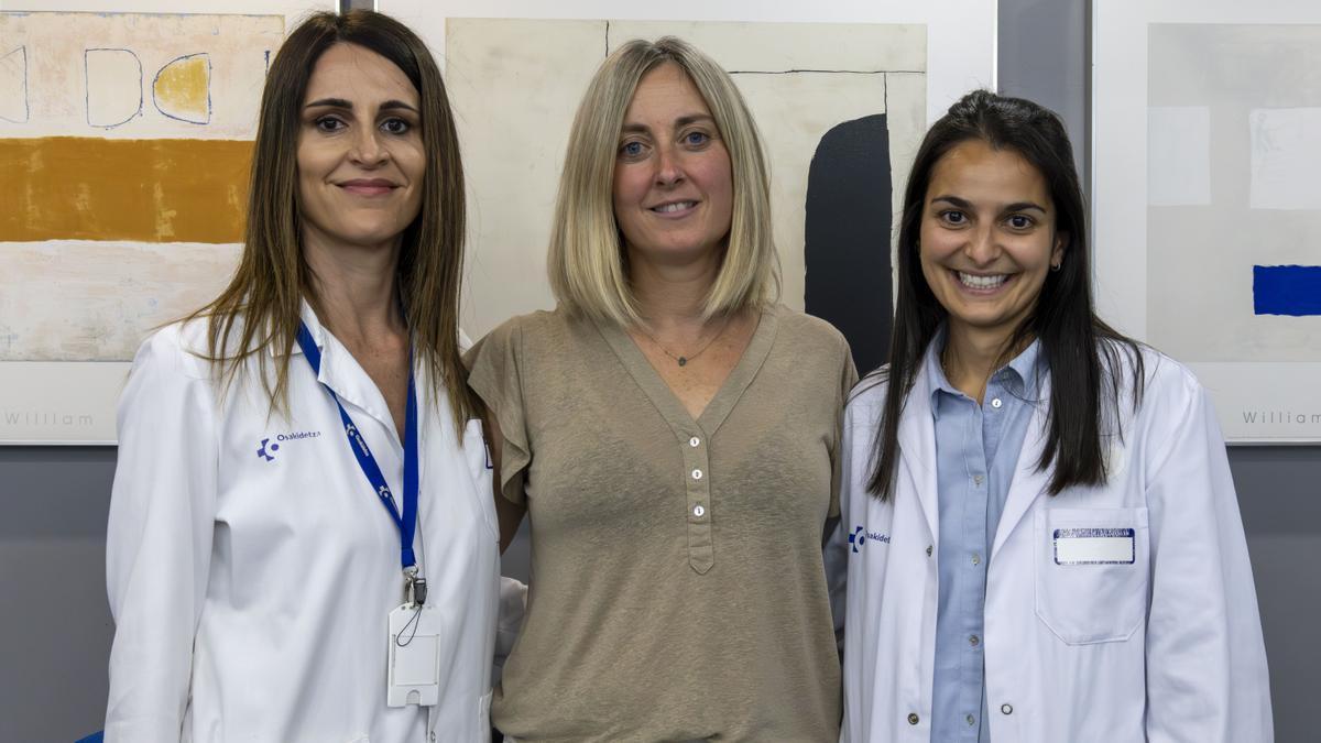 La paciente Olaia Martínez, en el centro, con las dermatólogas del Hospital de Galdakao-Usansolo, Maider Pretel y Ana Orbea.