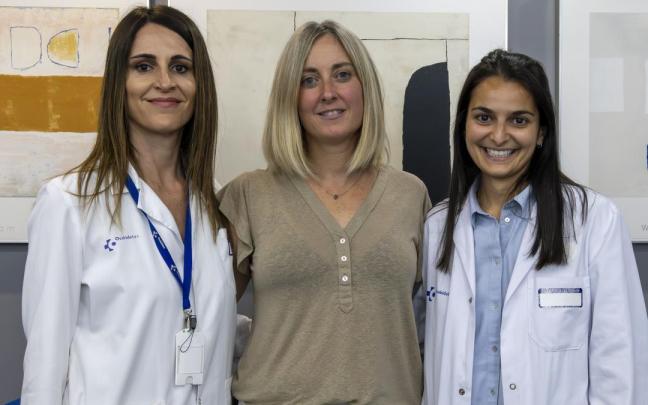 La paciente Olaia Martínez, en el centro, con las dermatólogas del Hospital de Galdakao-Usansolo, Maider Pretel y Ana Orbea.