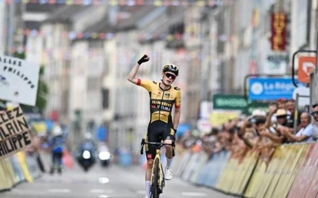 Vingegaard festeja la victoria.