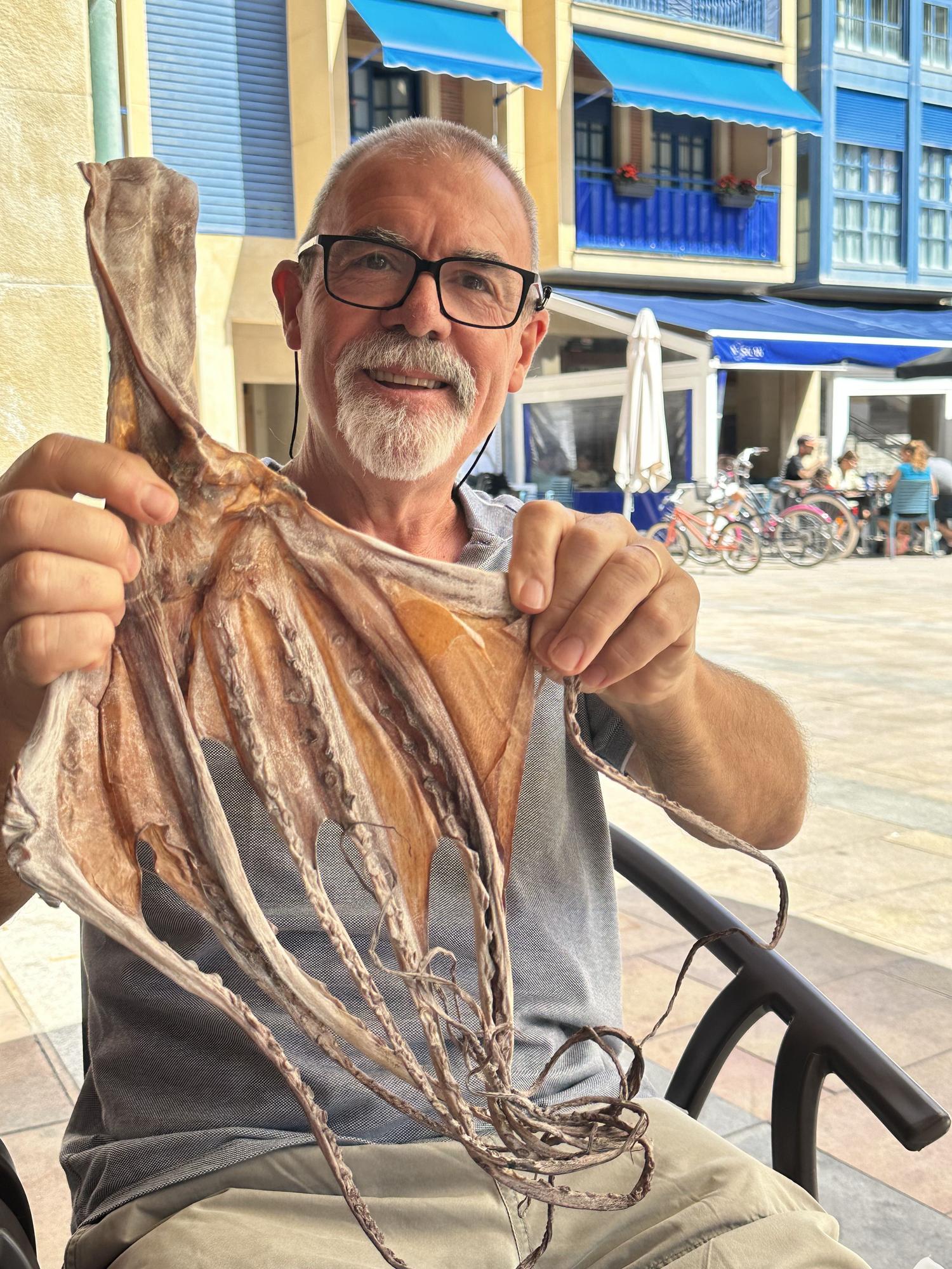Beñat Fernández de Arroiabe, posando con un pulpo seco.