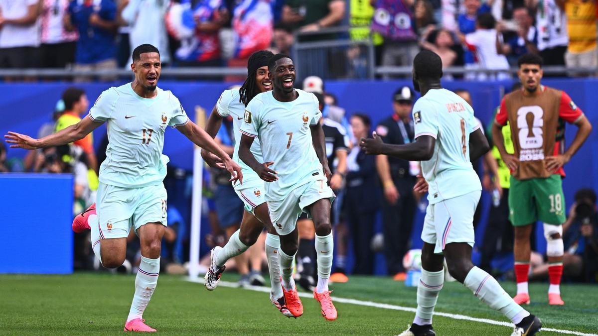 Los jugadores franceses celebran el gol de Ousmane Dembélé contra Marruecos.