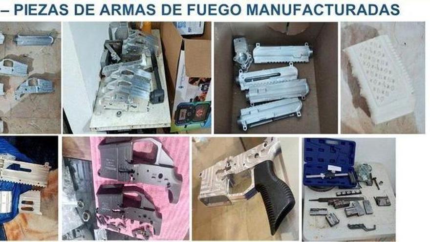 Piezas de armas de fuego fabricadas por la banda.