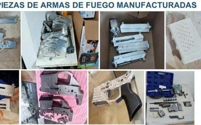 Piezas de armas de fuego fabricadas por la banda.
