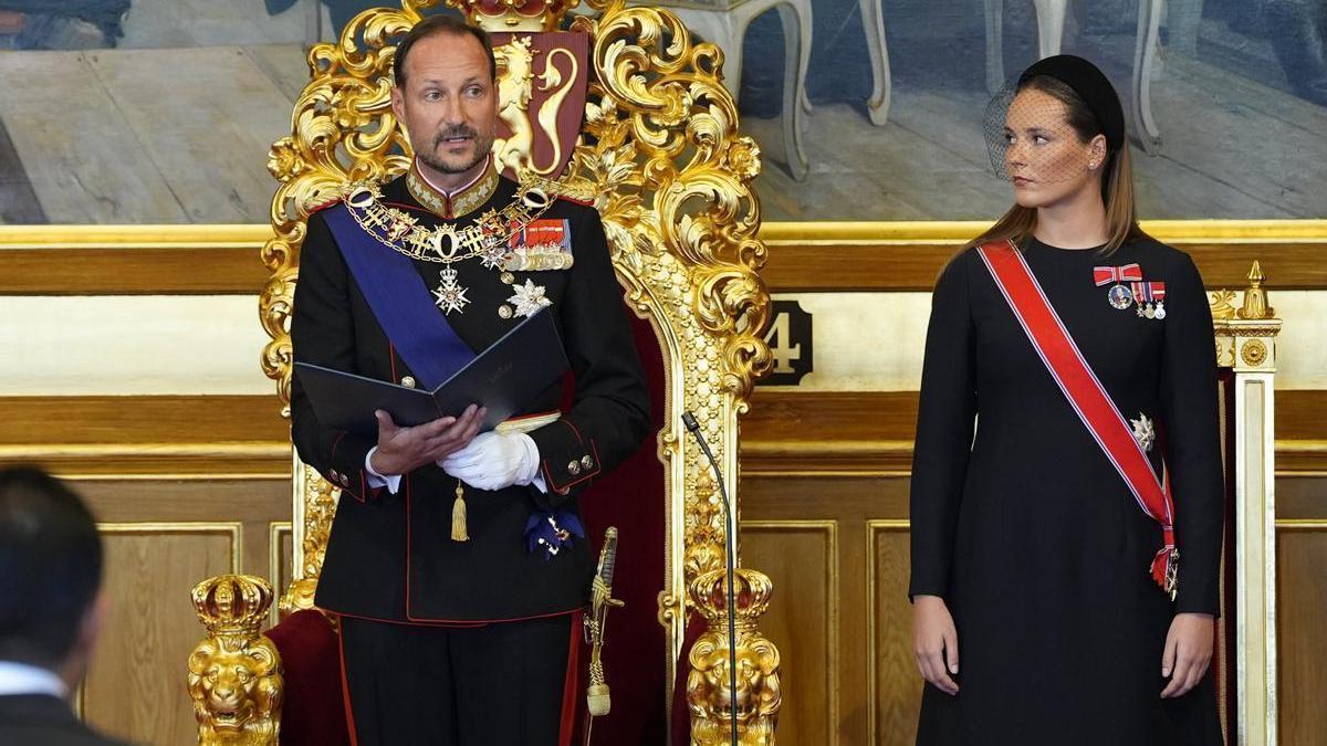 El rey Haakon VIII jura la Constitución junto a su hija, la princesa heredera Ingrid Alexandra.