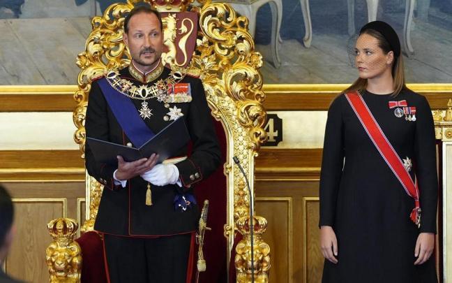 El rey Haakon VIII jura la Constitución junto a su hija, la princesa heredera Ingrid Alexandra.