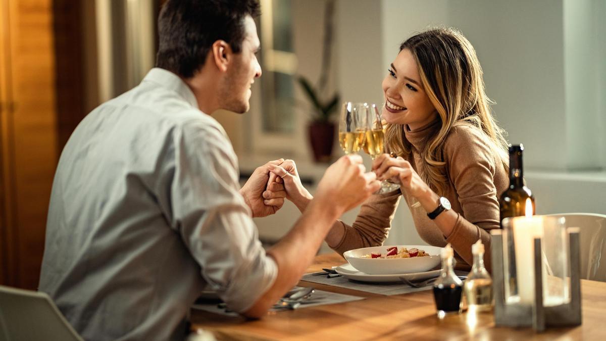 na pareja de enamorados durante una cena romántica