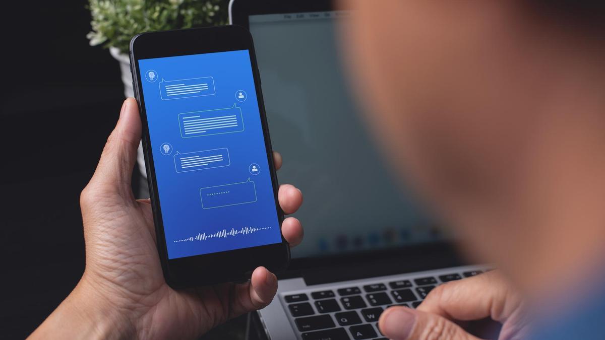 Intercambio de mensajes en un chat de inteligencia artificial.