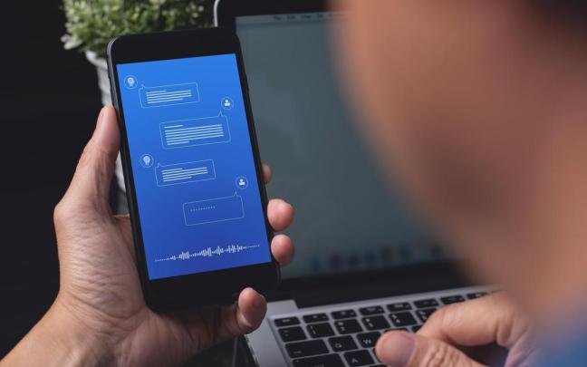 Intercambio de mensajes en un chat de inteligencia artificial.