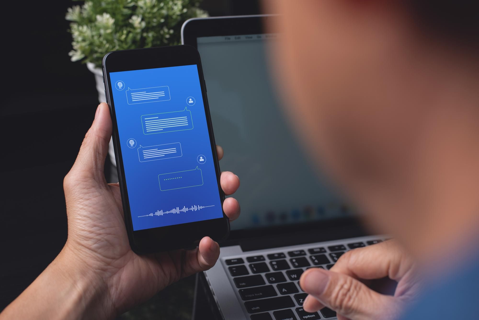 Intercambio de mensajes en un chat de inteligencia artificial.