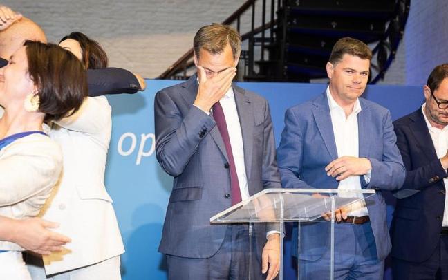 El primer ministro belga, el liberal flamenco Alexander de Croo, anuncia su dimisión tras conocer los resultados de las europeas.