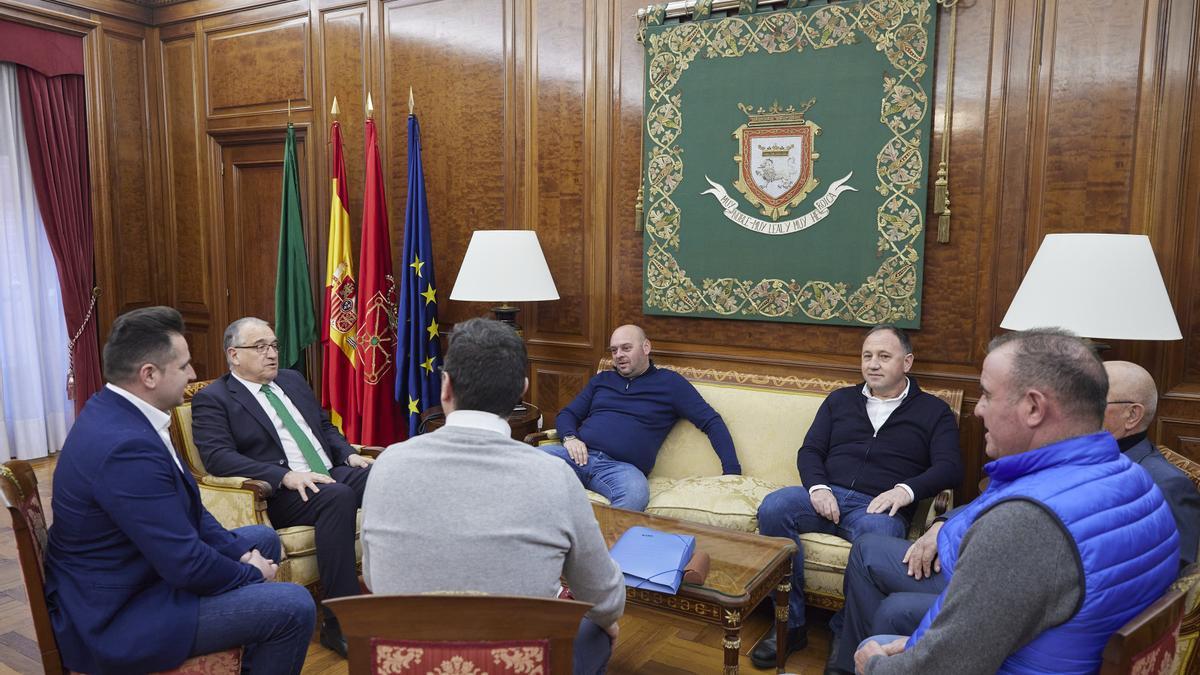 Maya, en el Ayuntamiento con miembros de la Asociación Cultural Orfey BG.