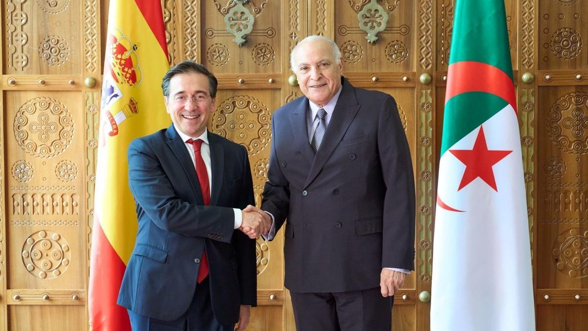 El ministro de Asuntos Exteriores, Unión Europea y Cooperación, José Manuel Albares, y su homólogo de Argelia, Ahmed Attaf, durante un encuentro en Argel.