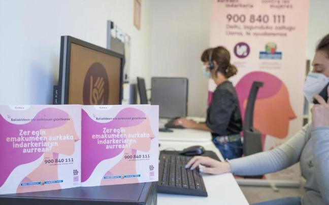 Dos profesionales atienden el teléfono de atención a las víctimas de la violencia machista.