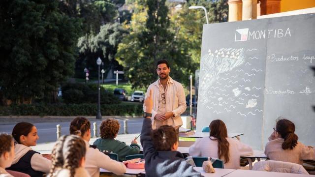 Un profesor de clase en la calle para mostrar su sistema pedagógico sin libros y ejercicio diario.