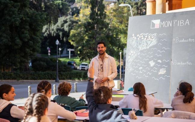 Un profesor de clase en la calle para mostrar su sistema pedagógico sin libros y ejercicio diario.