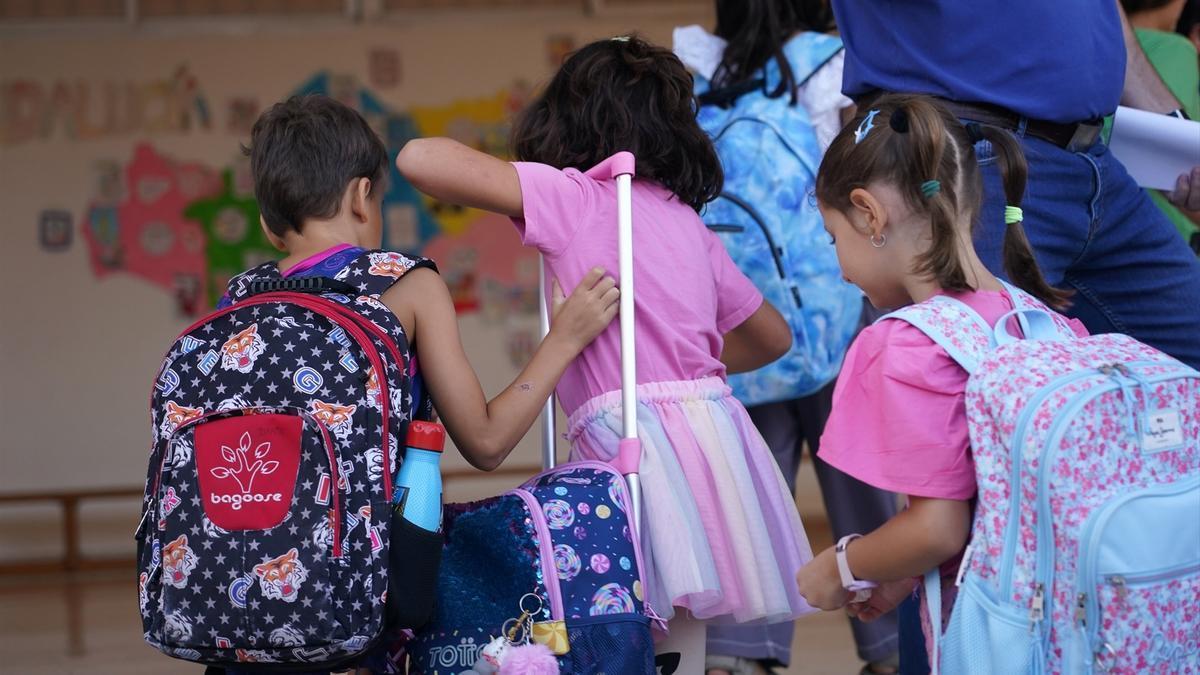 Niños accediendo a un colegio.