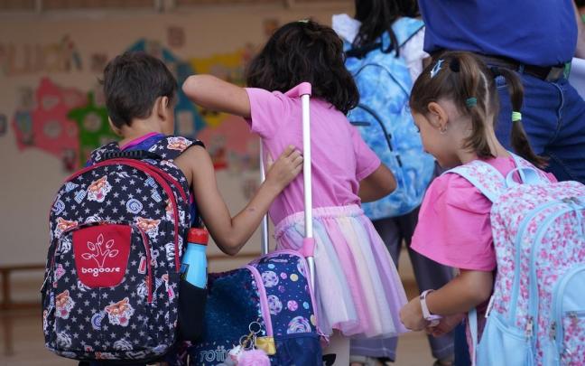 Niños accediendo a un colegio. / EP Niños accediendo a un colegio.