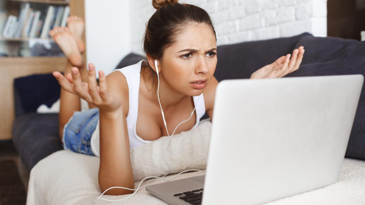 Una joven acaba de quedarse sin conexión wifi en el ordenador portátil.