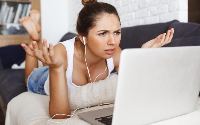 Una joven acaba de quedarse sin conexión wifi en el ordenador portátil.