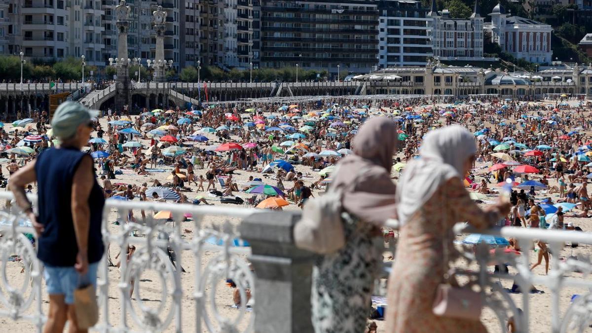 La playa de la Concha abarrotada debido a las altas temperaturas en Euskadi.