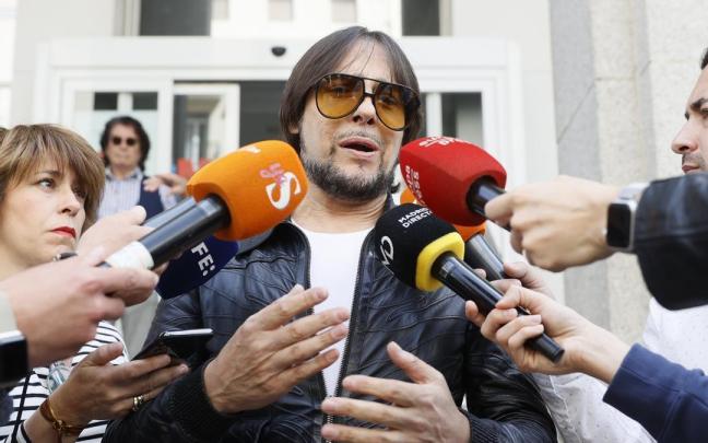 El bailaor Joaquín Cortés realiza declaraciones a su salida del hospital.