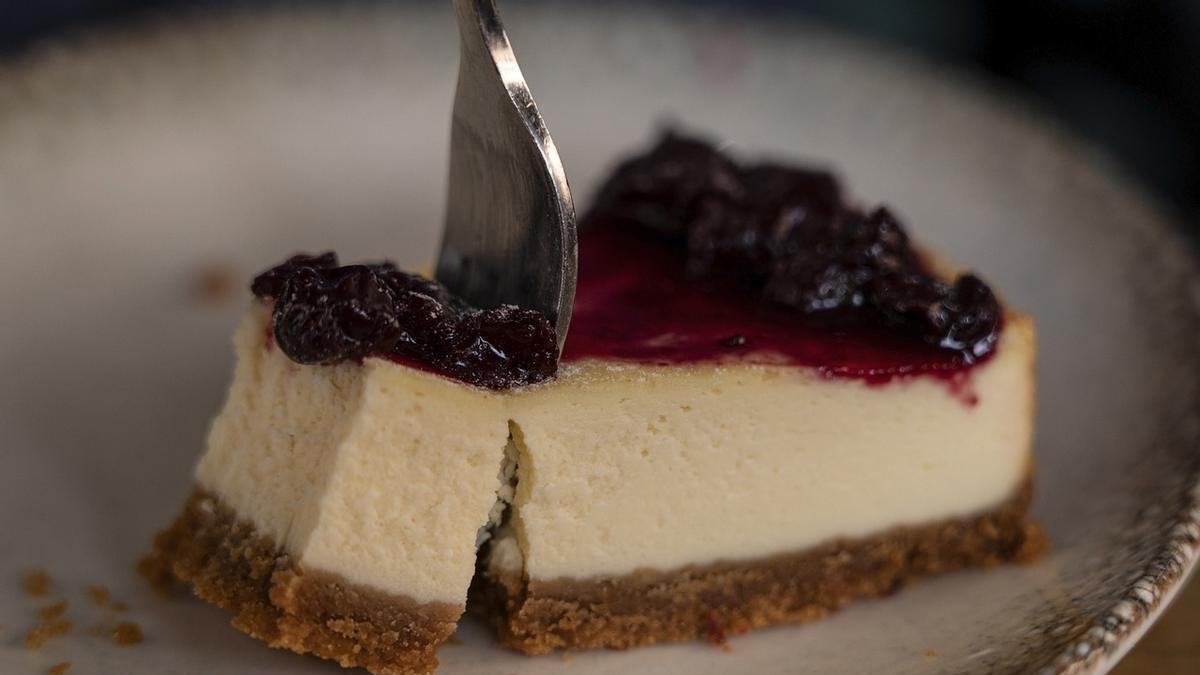 Tarta de queso con mermelada de frutos rojos