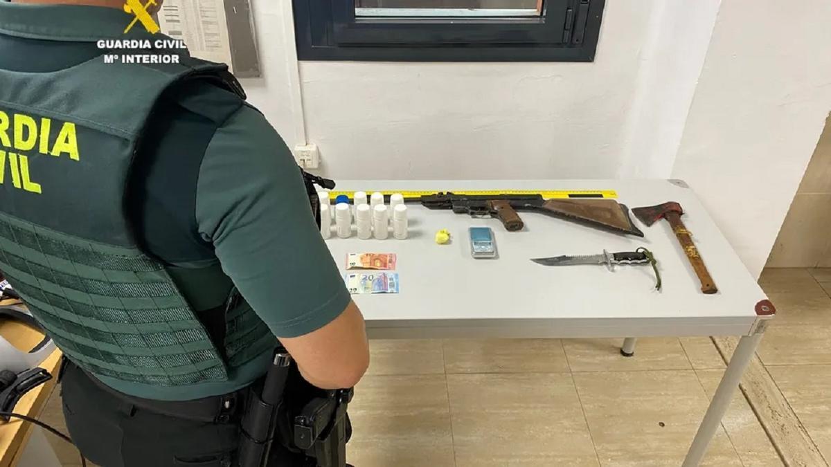 La droga y las armas incautadas.