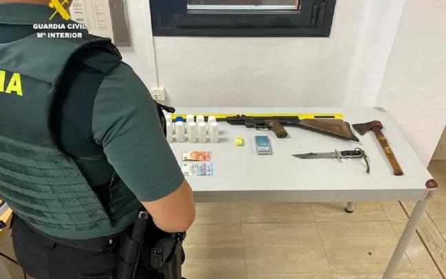 La droga y las armas incautadas.