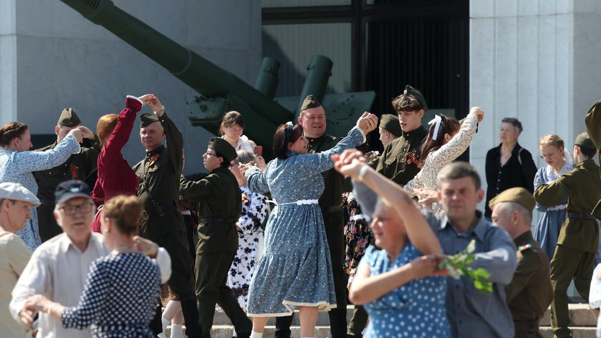 Rusos bailan durante el "Vals de la Victoria" frente al Museo la Gran Guerra Patria, en Moscú.