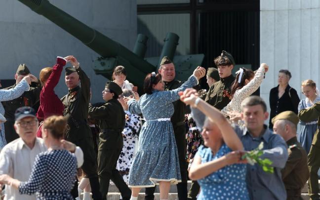 Rusos bailan durante el "Vals de la Victoria" frente al Museo la Gran Guerra Patria, en Moscú.