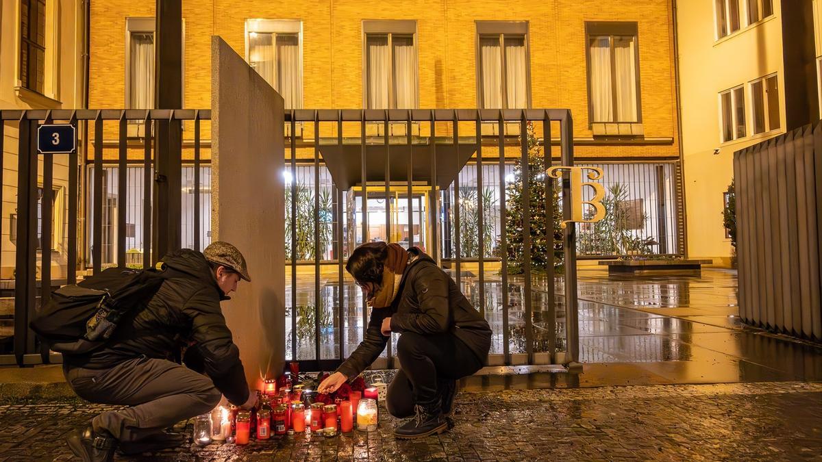 Velas en recuerdo de las víctimas de la masacre de Praga.