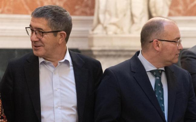 Patxi López, este viernes en el Congreso junto a Miguel Tellado.