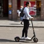 Un joven con un patinete eléctrico.