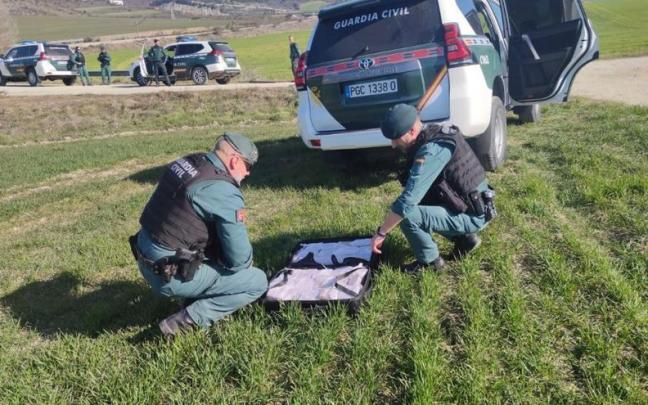 Agentes de Guardia Civil, con la maleta cargada de hachís. Agentes de Guardia Civil, con la maleta cargada de hachís.