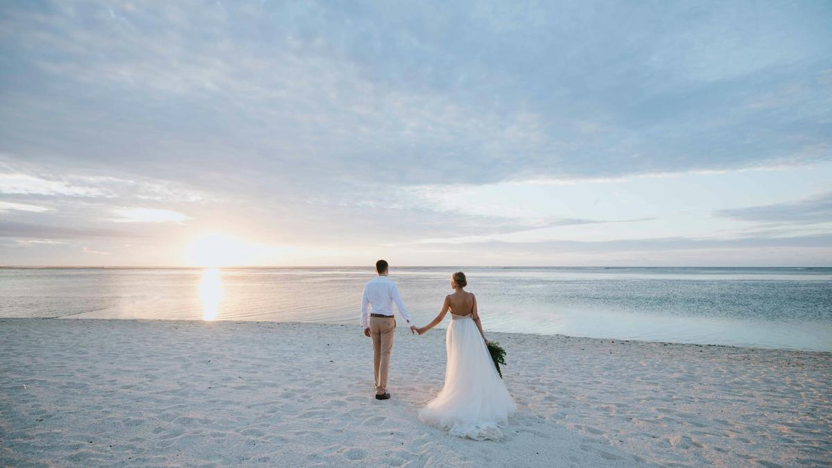 Imagen de una boda en una playa.