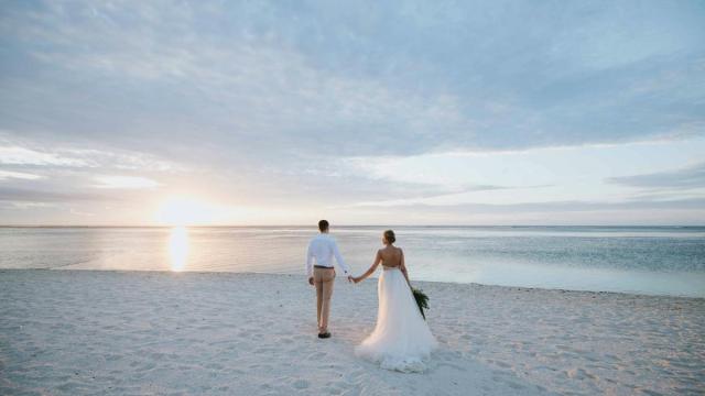 Imagen de una boda en una playa.