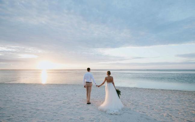 Imagen de una boda en una playa.